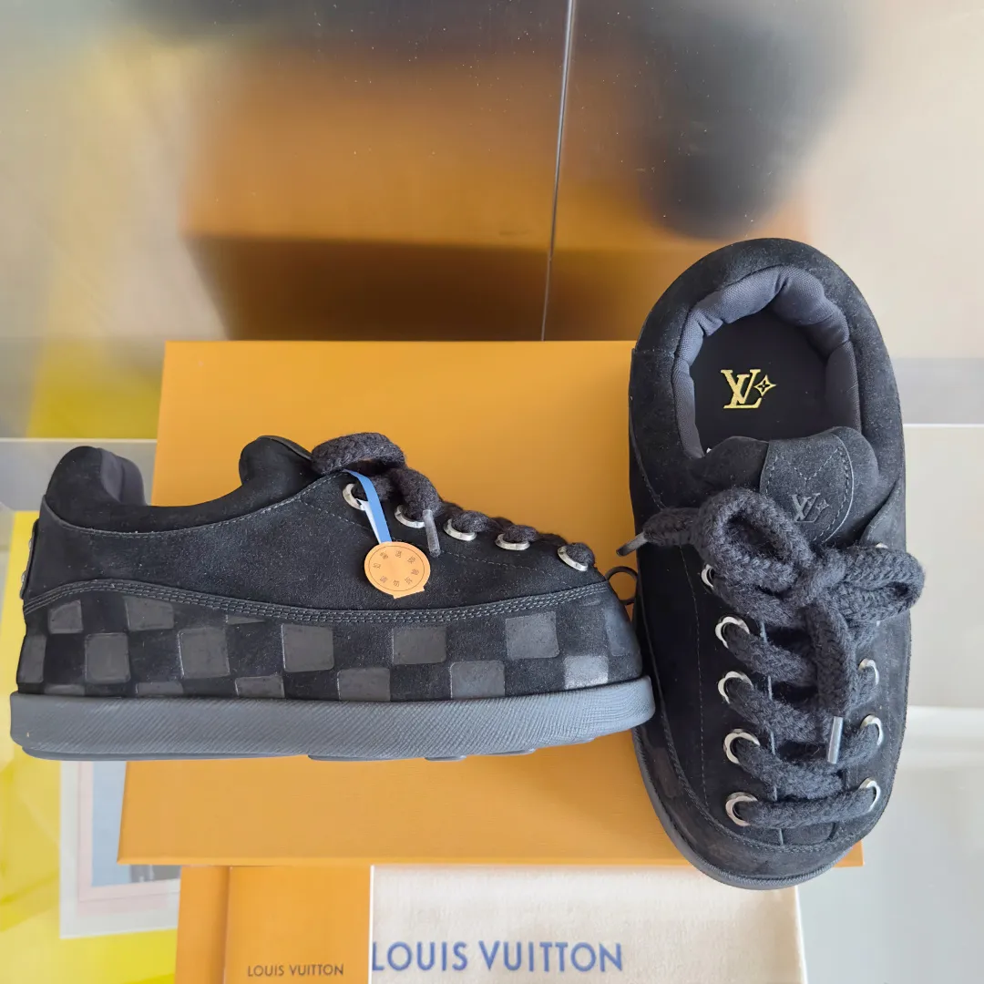 [L Family x Ingo joint model] Top P: 820💰 ▪️Size: Women's 35-40 (customized at 41.42 for women). Men's 39-44 (customized at 38.45.46) LV x Ingo joint model Top version Fatty Forrest Gump shoes Thick sole Couple model Casual sports shoes Original purchase and development Production LV Yeti lace-up shoes from LV Yeti The series combines Japanese "small feet" fashion aesthetics with classic Louis Vuitton elements in avant-garde strokes, subtly paying tribute to the traditional Japanese culture of taking off shoes when entering the house. The suede cow leather is partially embossed with Nigo's reinterpreted Damier pattern, and the comfortable casual shoe configuration highlights street style. Exquisite packaging at the delivery counter🛍📦 ▪️Fabric: Original imported first-layer cowhide ▪️Inner lining: Original custom-made breathable mesh ▪️Sole: Original molded non-slip TPU material ▪️Sole thickness: 5CM